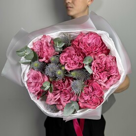 Монобукет из пионовидной розы с синим эрингиумом и эвкалиптом в стильной упаковке