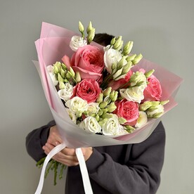 Букет из пионовидной розы и эустомы