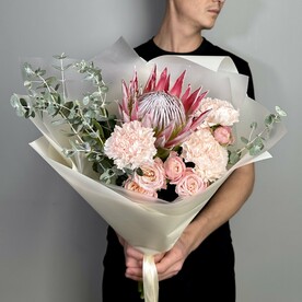 Авторский букет из розовой протеи, диантусов и кустовой розы с эвкалиптом