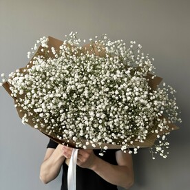 Букет «Воздушный» из белой гипсофилы в крафтовой упаковке