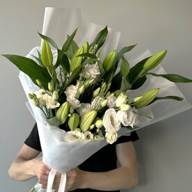 Букет «Juliet из белого лизиантуса и лилии