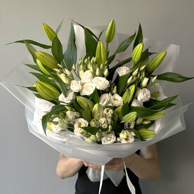 Букет «Зефирка» из белой лилии и воздушного лизиантуса