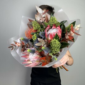 Авторский букет из Королевской розы с экзотикой