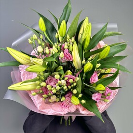 Букет «Зефирка» из лилии и розовой эустомы