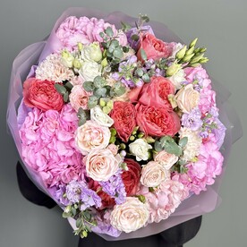 Авторский букет из яркой пион розы с ароматной маттиолой и пион куст розой с гортензиями