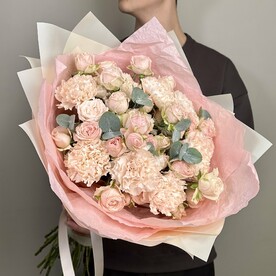 Кремовый букет из кустовой розы с диантусами и эвкалиптом