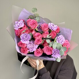 Авторский букет "Малиновый рассвет" из кустовой розы и лунного диантуса с эвкалиптом