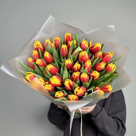 Букет из 35 тюльпанов Огонек в матовой упаковке