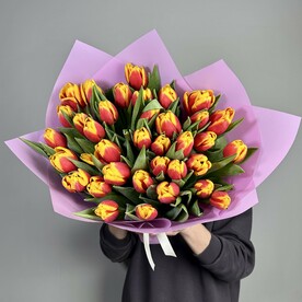 Букет из 35 тюльпанов Огонек в стильной упаковке