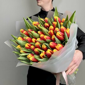 Букет из 51 тюльпанов Огонек в матовой упаковке
