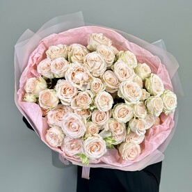 Монобукет из нежной пионовидной кустовой розы в стильной упаковке