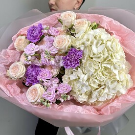 Авторский букет из нежной кустовой розы с ароматной маттиолой, диантусами и гортензией