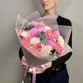 Авторский букет из кустовой розы Пуалетта и София с эвкалиптом и диантусами