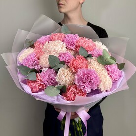 Авторский букет из кустовой розы Пуалетта и София с эвкалиптом и диантусами