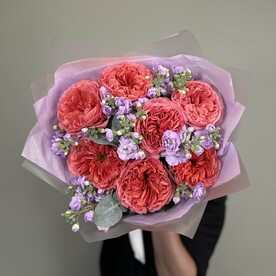 Авторский букет из ароматной маттиолы и пионовидной розы с эвкалиптом