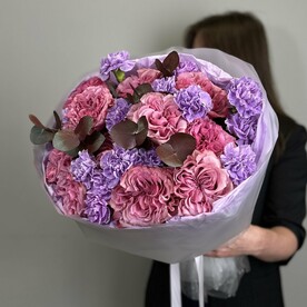 Авторский букет из пионовидной розы и диантусов с эвкалиптом в стильной упаковке
