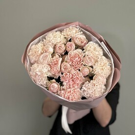 Нежный букет из пионовидной кустовой розы и диантусов в стильной упаковке