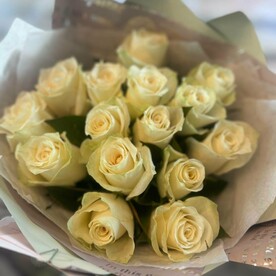 15 белых роз