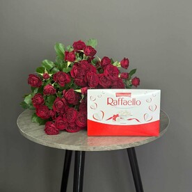 Моно букет из 15 бордовых кустовых роз + рафаэлло