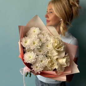 Букет из хризантем и французских роз