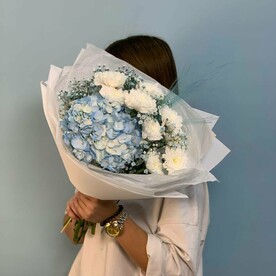 Букет с гортензией и гипсофилы