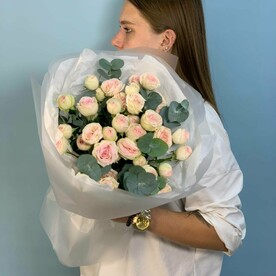 Пять кустовых роз с эвкалиптом