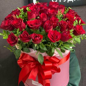 51 роза в коробке