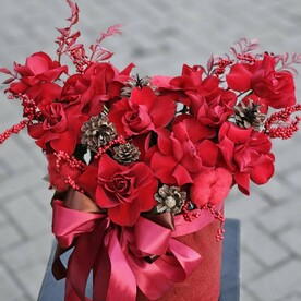 Новогодняя коробка в красном цвете