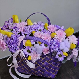 Корзина с тюльпанами