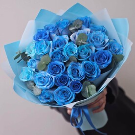 25 голубых роз с эвкалиптом