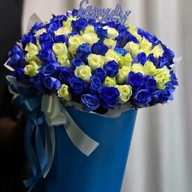 Коробочка из 101 сине-белой розы