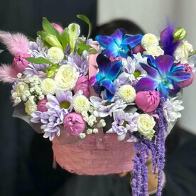 Корзинка с космическими орхидеями  для Мамочки