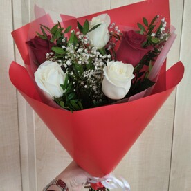 Розы с зеленью и гипсофила