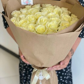 45 белых роз