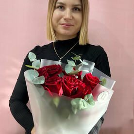 Букет красных роз Эквадор с эвкалиптом