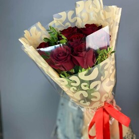 7 красных роз Эквадор с зеленью