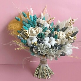 Букет из сухоцветов с перьями