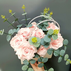 Розы и эвкалипт