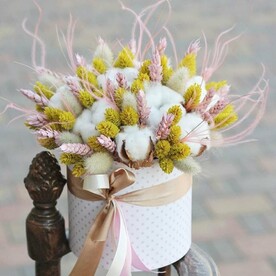 Букет с хлопком в шляпной коробке