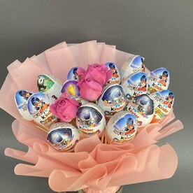 Сладкий букет из киндеров с розами