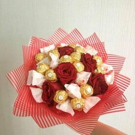 Сладкий букет из конфет с розами