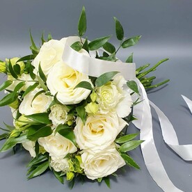 Букет невесты из роз и рускуса