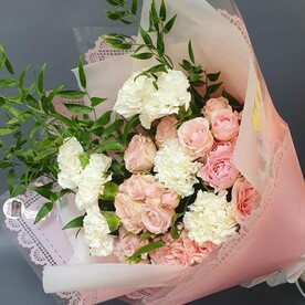 Букет из роз и гвоздик