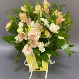 Букет из роз и альстромерий