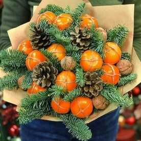 Букет с мандаринами и шишками