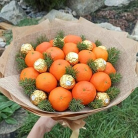 Букет с конфетами и мандаринами