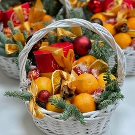 Новогодняя съедобная композиция в корзине