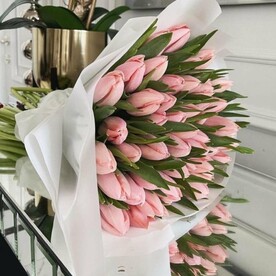 Букет розовых тюльпанов