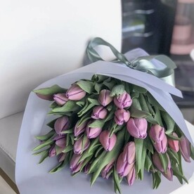 Букет фиолетовых тюльпанов