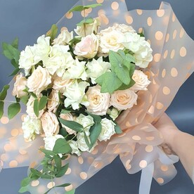 Букет нежных кустовых роз